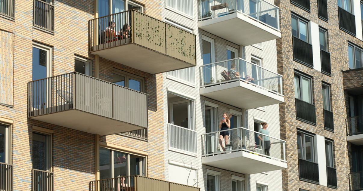 Gente en los balcones de sus apartamentos de la ciudad durante aislamiento por Covid sin vivir en una urbanización privada
