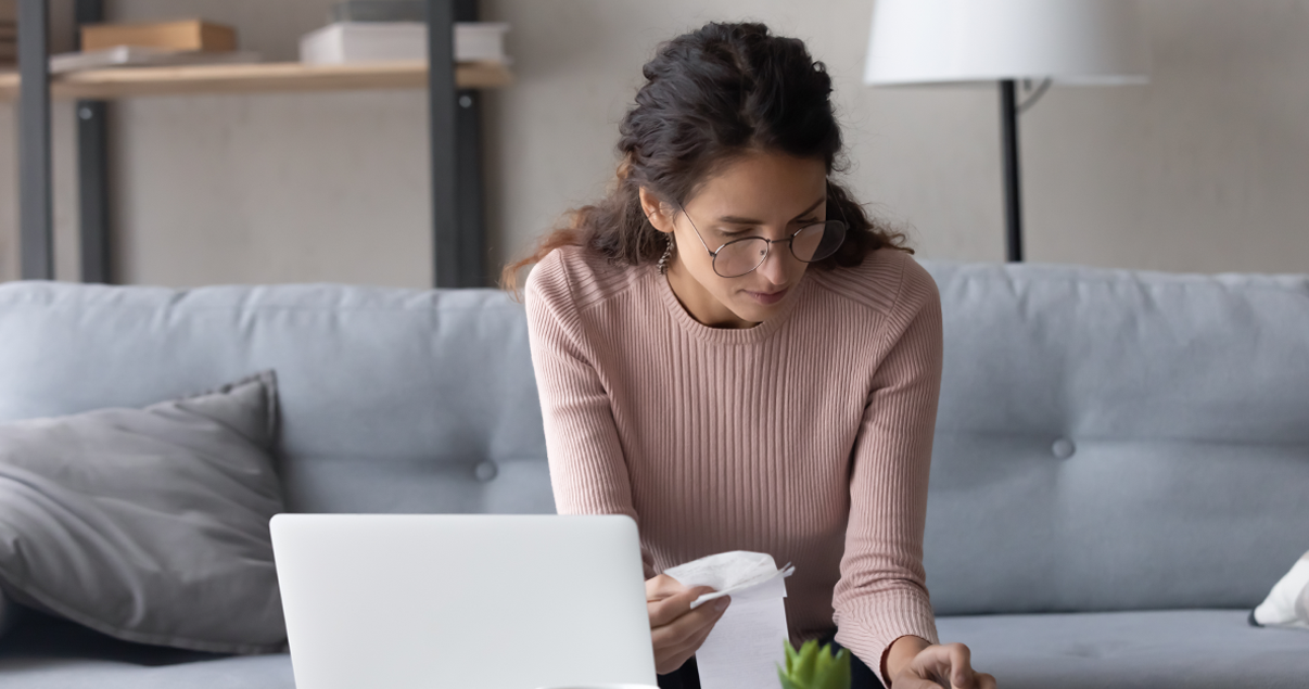 Mujer pagando impuestos desde la computadora 