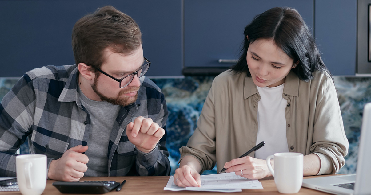 Pareja firmando un contrato de vivienda 