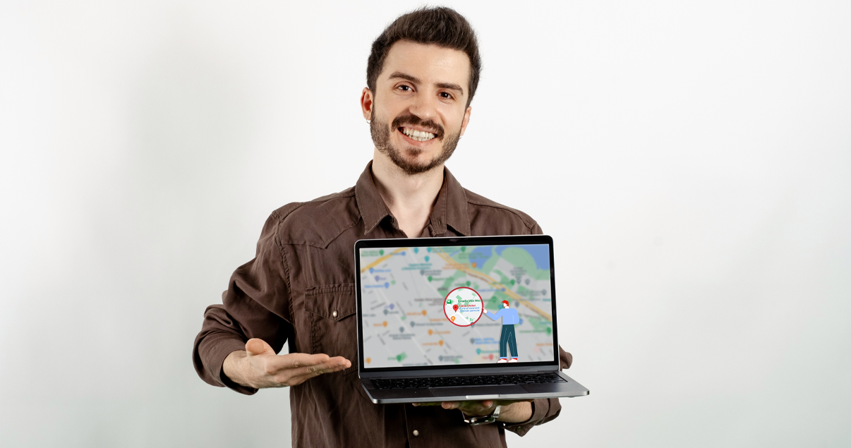 Hombre mostrando en su computadora la búsqueda por mapa de Tokko Broker
