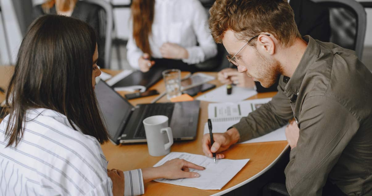 Compañeros de trabajo analizando y realizando una inversión