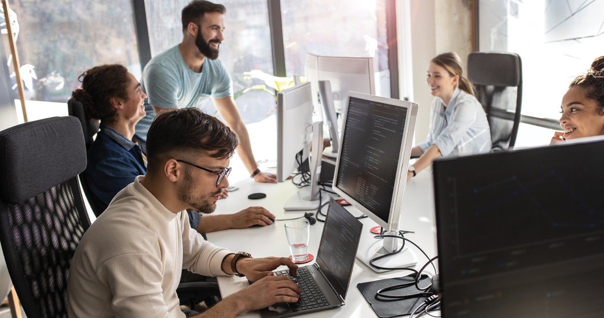 Equipo de desarrollo trabajando en equipo