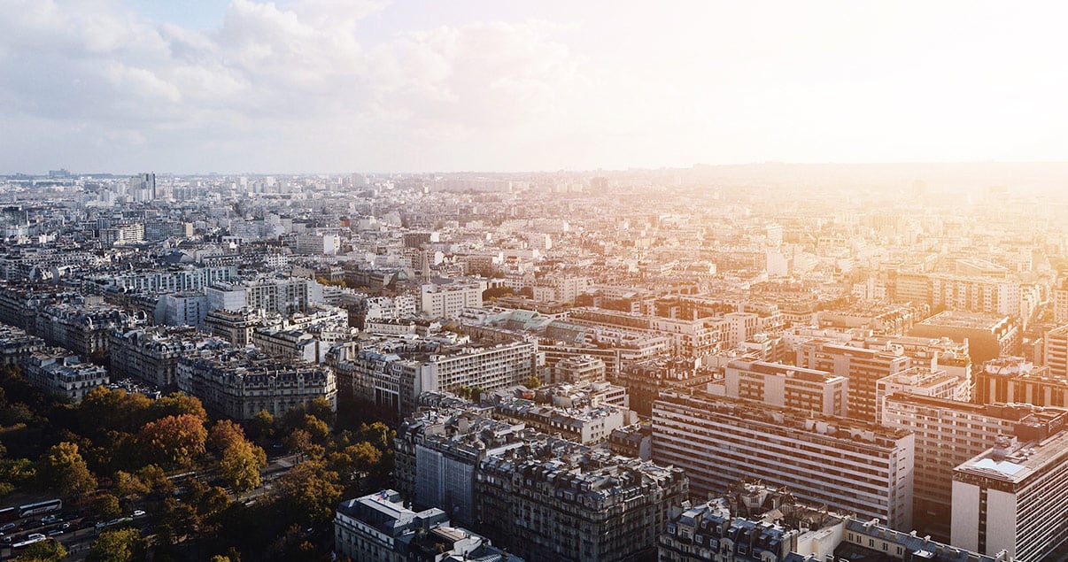 Toma panorámica de ciudad con edificios al atardecer 