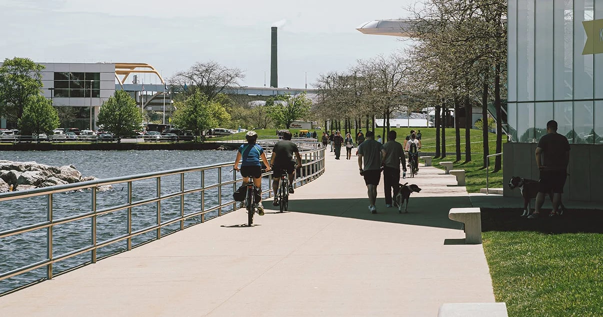 Espacio urbano verde junto a un lago 