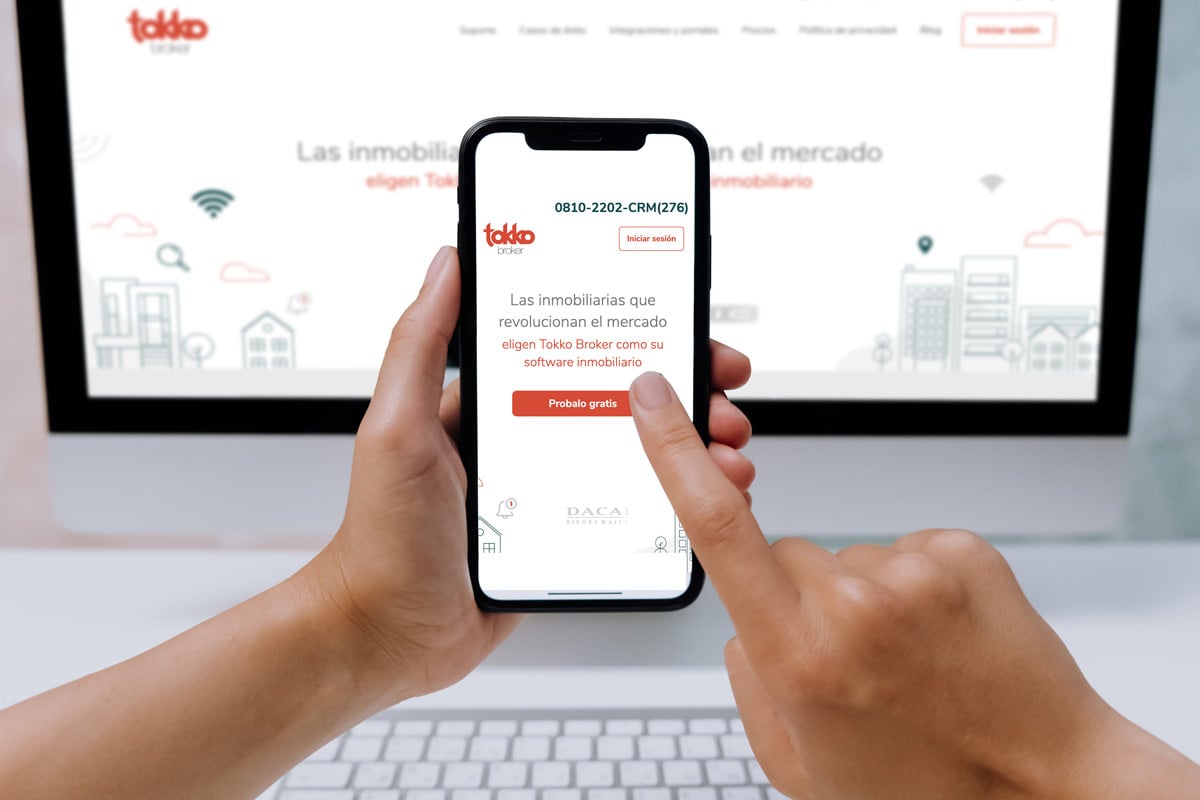 Persona navegando la web de Tokko Broker en su celular
