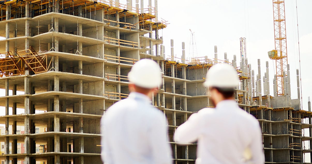 Dos personas mirando edificios en contrucción