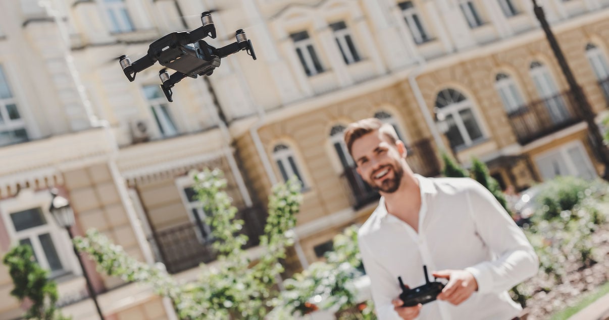 Agente inmobiliario manejando drone inmobiliario