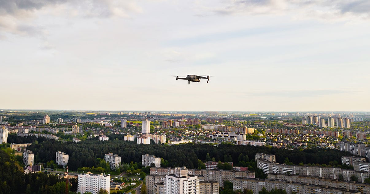 Drone para inmobiliarias volando sobre ciudad