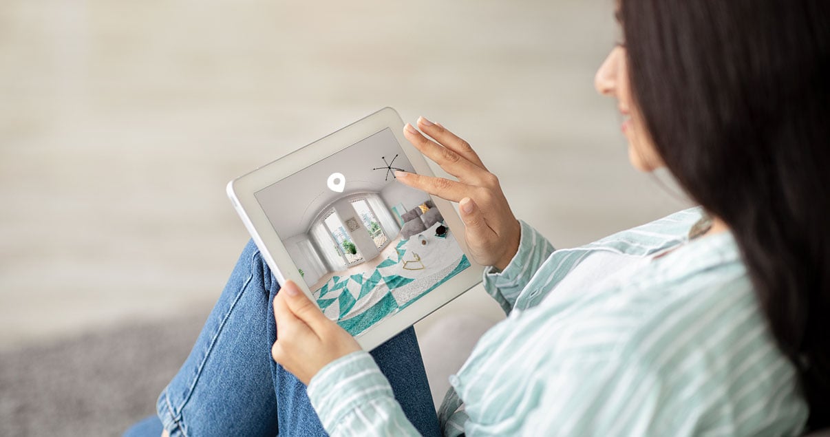 Mujer visitando propiedad mediante un recorrido virtual 360 grados