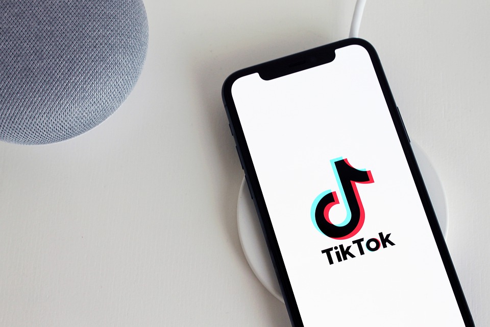 Celular mostrando en la pantalla el logo de Tiktok