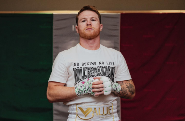 Saúl Canelo Álvarez en una sesión fotográfica