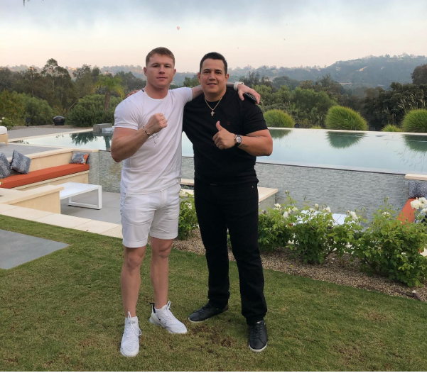 Saúl Canelo Álvarez en su mansión de Guadalajara