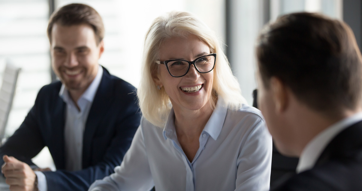 mujer riendose y expresando felicidad antes de firmar un contrato