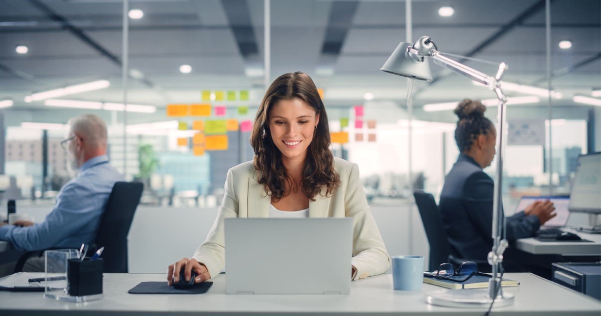 Mujer en la oficina trabajando con la computadora