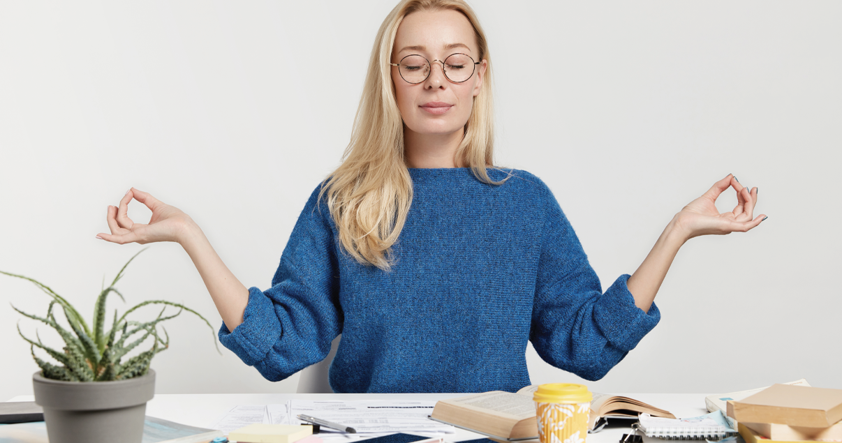 Mujer meditando mientras realiza sus tareas diarias