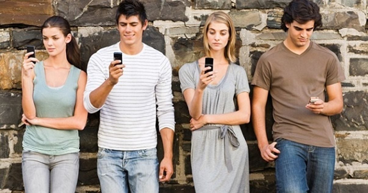 milennials-mirando-su-telefono