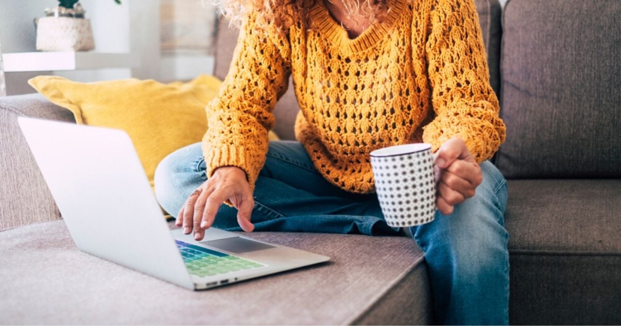 mujer viendo un sitio inmobiliario