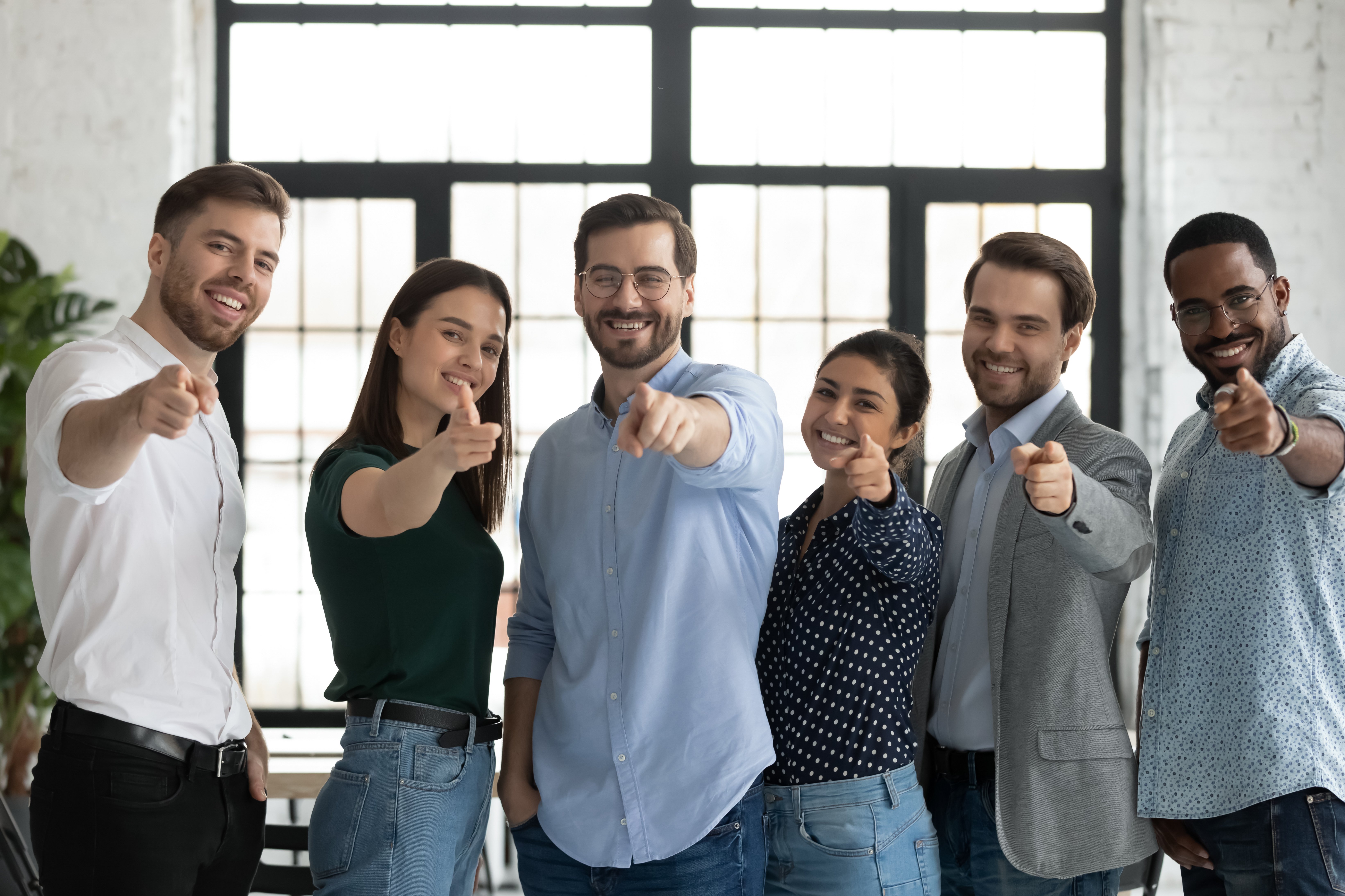 Grupo de inversores mirando hacia al  frente 