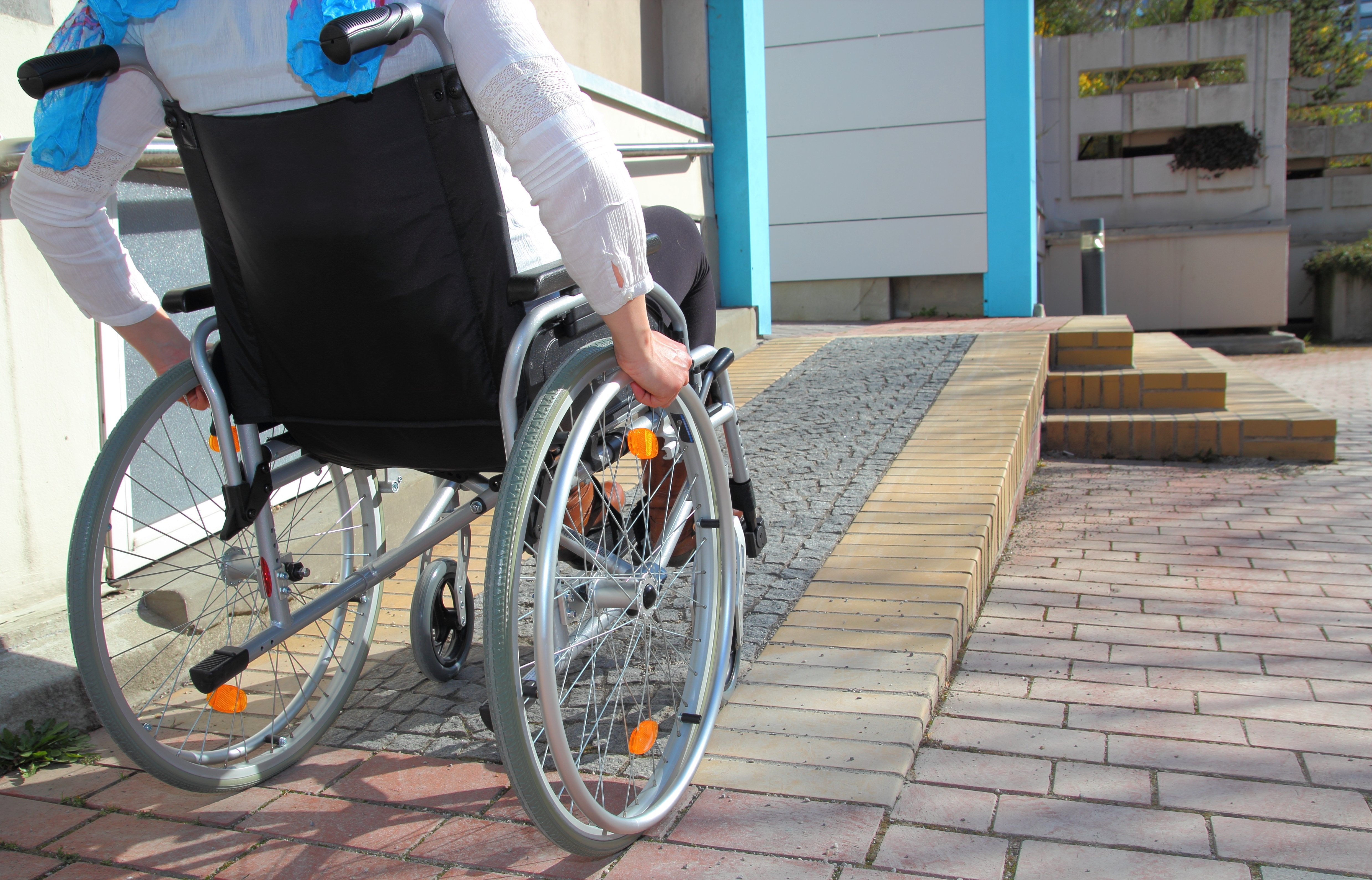 Mujer en silla de ruedas con rampa